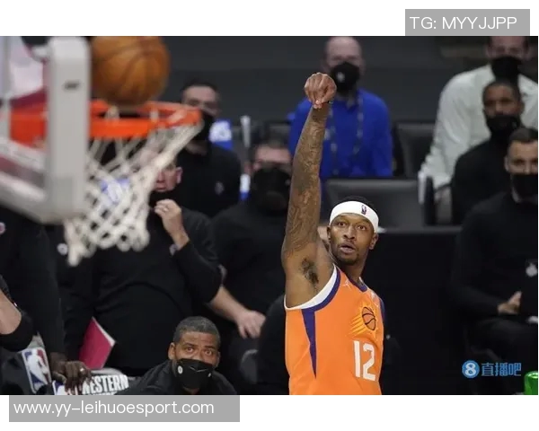 爱德华兹半场表现分析：11投4中收获10分6篮板2助攻并有3次失误